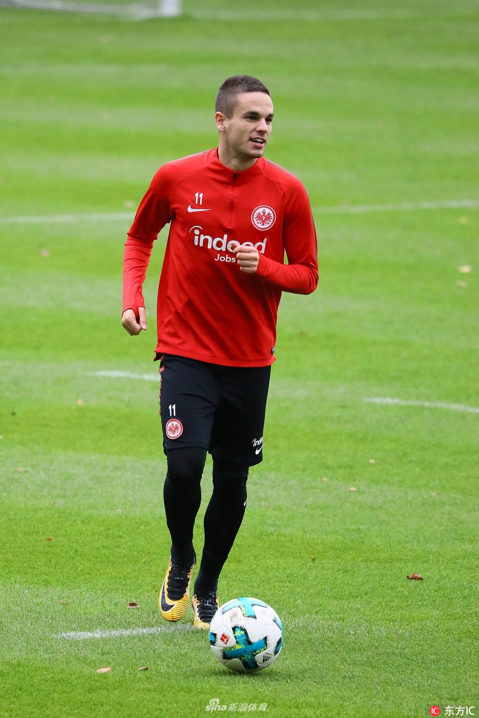 国际比赛日法兰克福备战欧冠；临场应变细节曝光；压力陡增；心理建设被强调的简单介绍