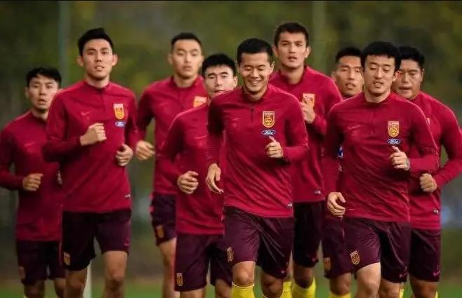 包含转会期CBA季后赛焦点战，新疆广汇官宣签约，媒体盛赞，身体对抗强度拉满的词条